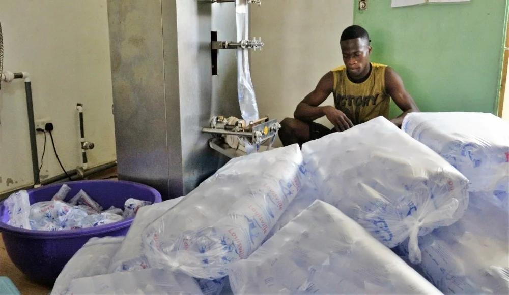 Multi-Func2020 Лидер продаж в Африке автоматический полиэтиленовый пакет чистой питьевой машина для томатного соуса наполнения бутылок водой на изготовлении упаковочных