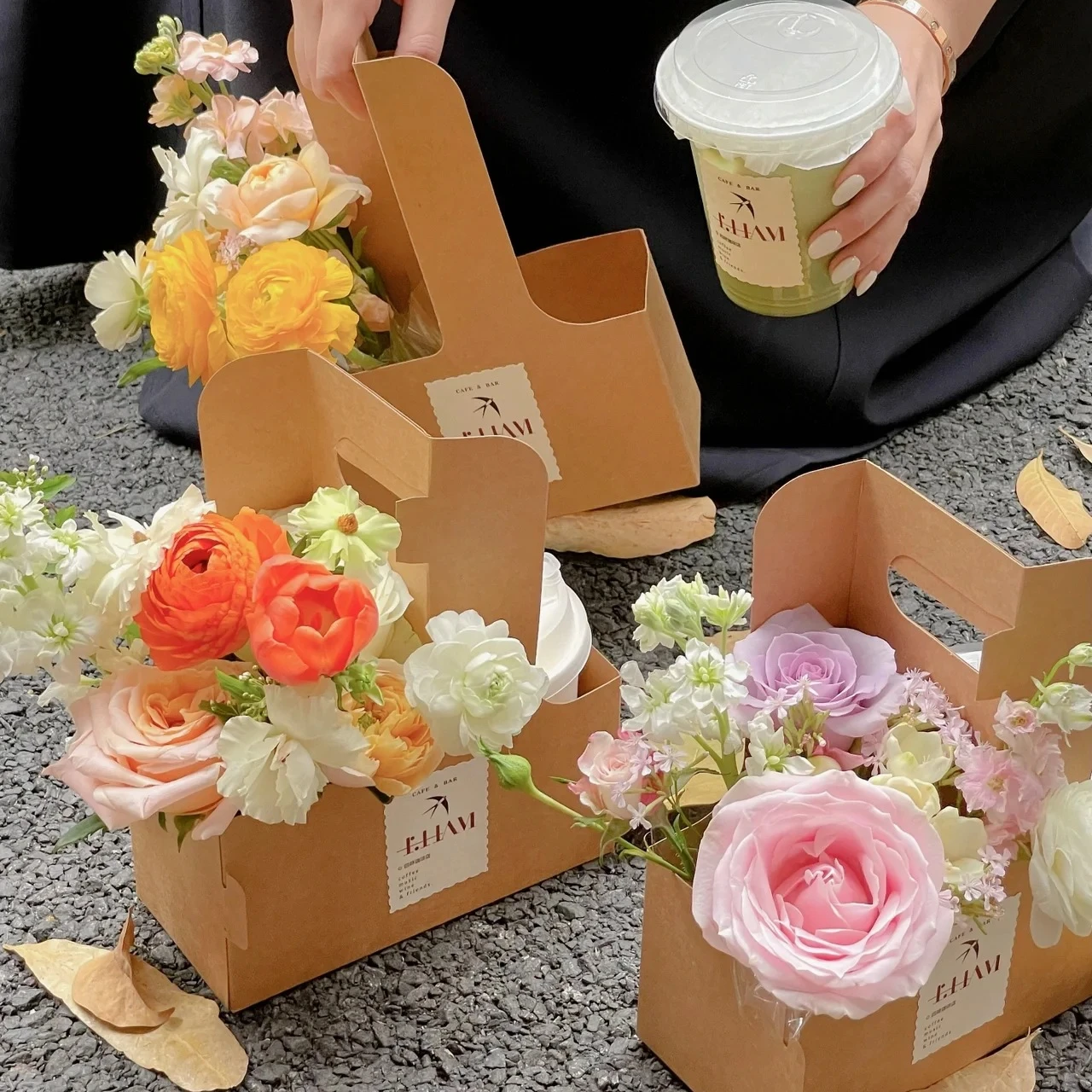 10pcs Hand Flower Box Kraft Paper Cup Holder Flower Arrangement Gift Box  Coffee Take-away Box