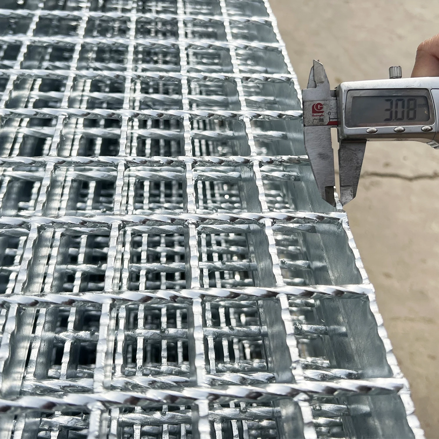 Hot DIP Galvanized Steel Driveway Grating Heavy Duty Metal Bearing Bar Steel Grid Serrated Steel Mesh details