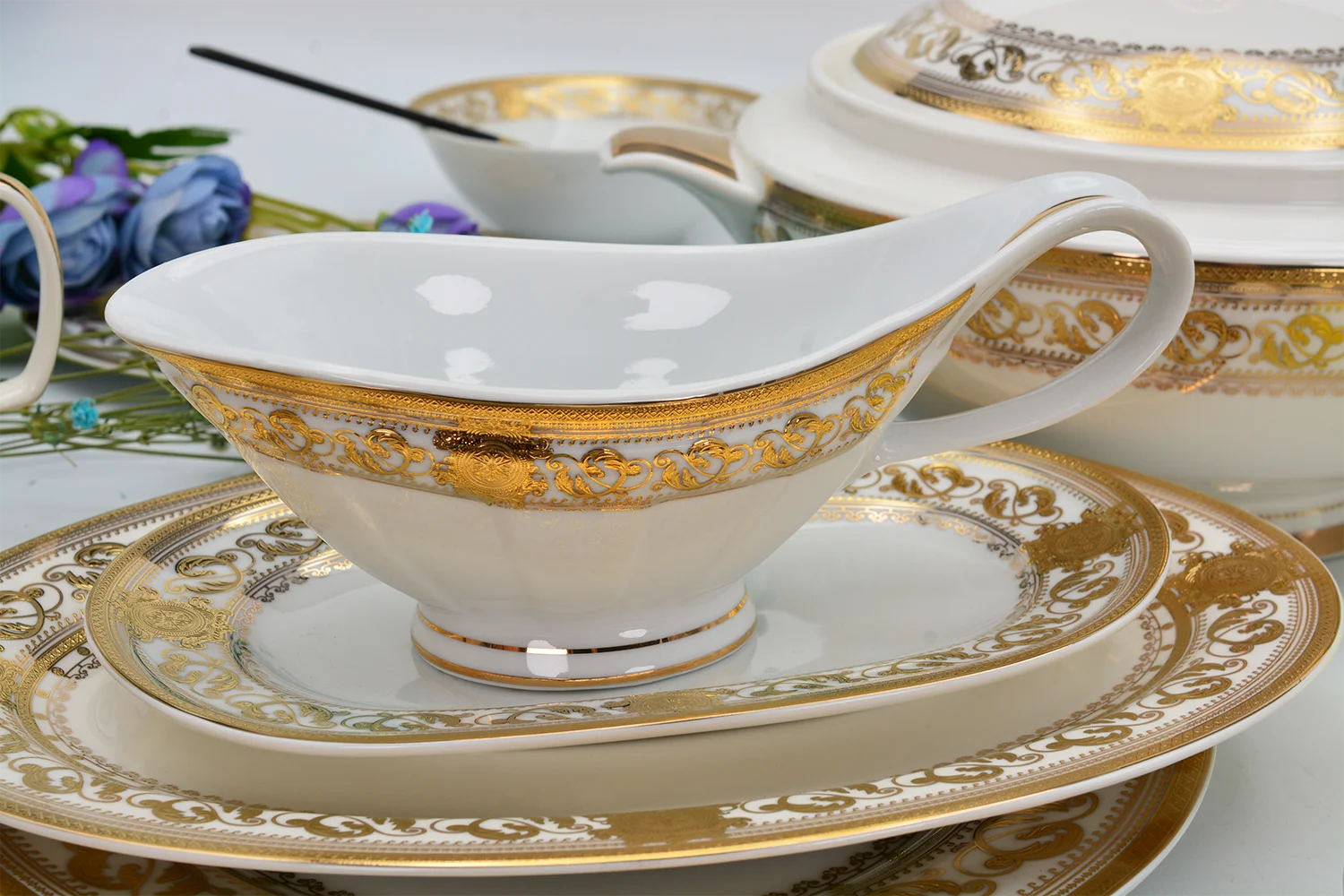 Source Hot sale royal porcelain dinner set luxury modern