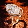 Anillo de moissanita de oro macizo de 10 quilates