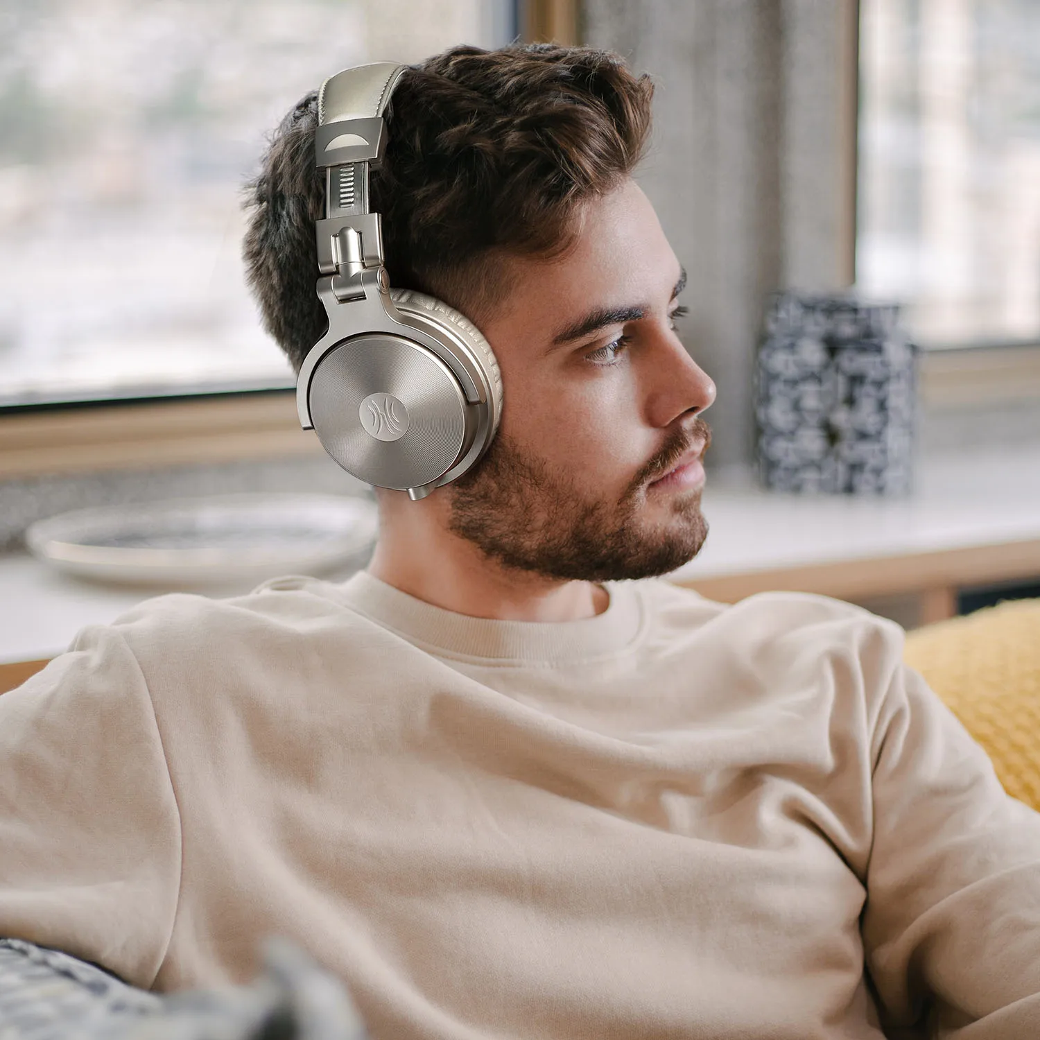 High Quality Pro C Wireless Earphones Headphones Wired Over-ear DJ Headset 50mm Large Driver With 1000mah Battery for PC Phone