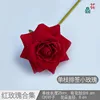 Rosa pequeña de un solo tallo, roja.