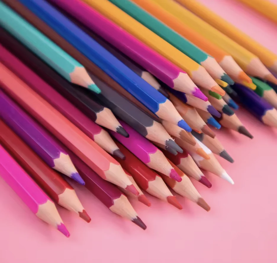 Set di matite colorate multicolore di alta qualità all'ingrosso, atossiche ed ecocompatibili, ideali per disegnare su legno con i bambini._voghion.com