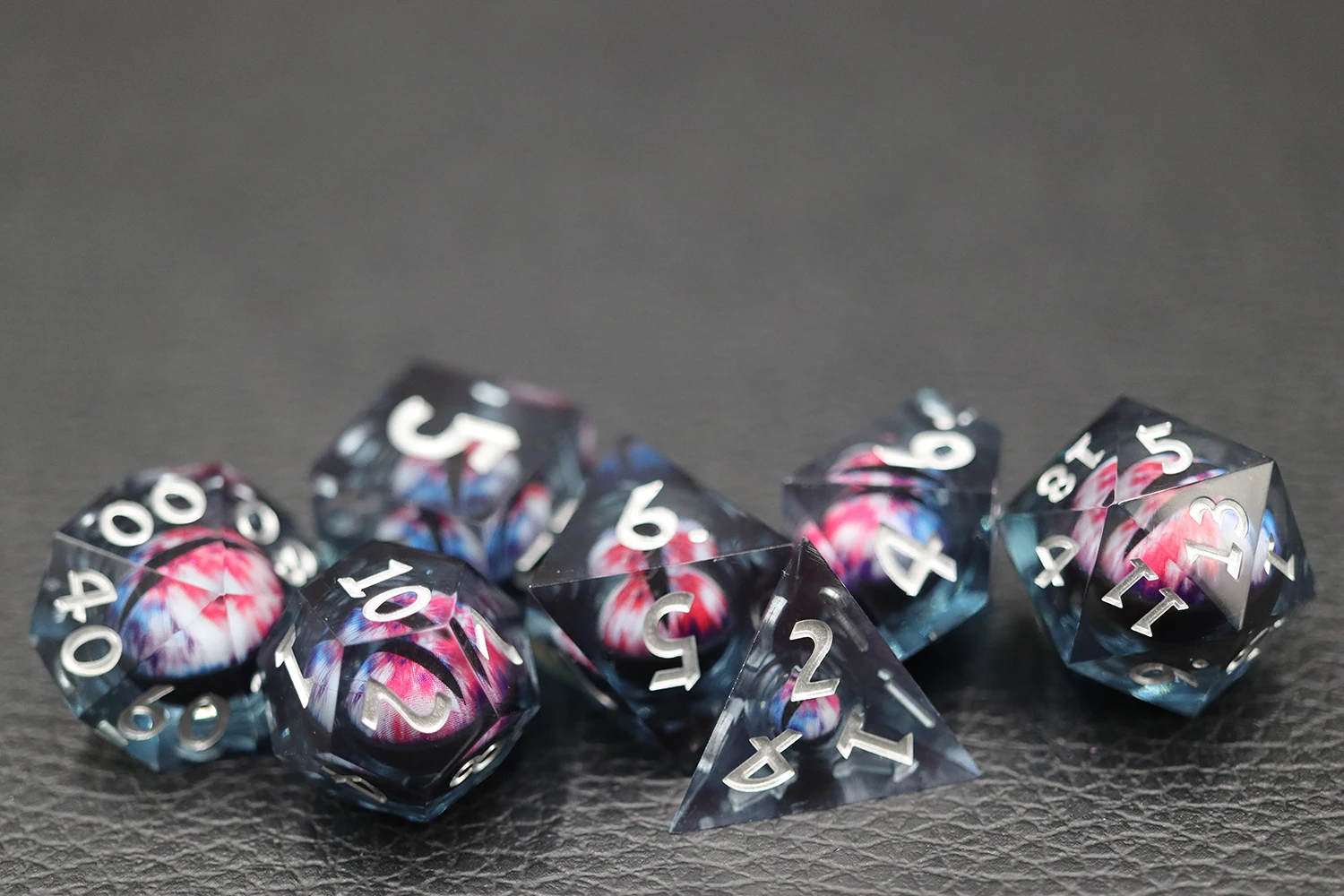 Custom DND RPG Dice Set 7pcs Blood Dragon Eye Liquid Core Resin Board Game Dice factory