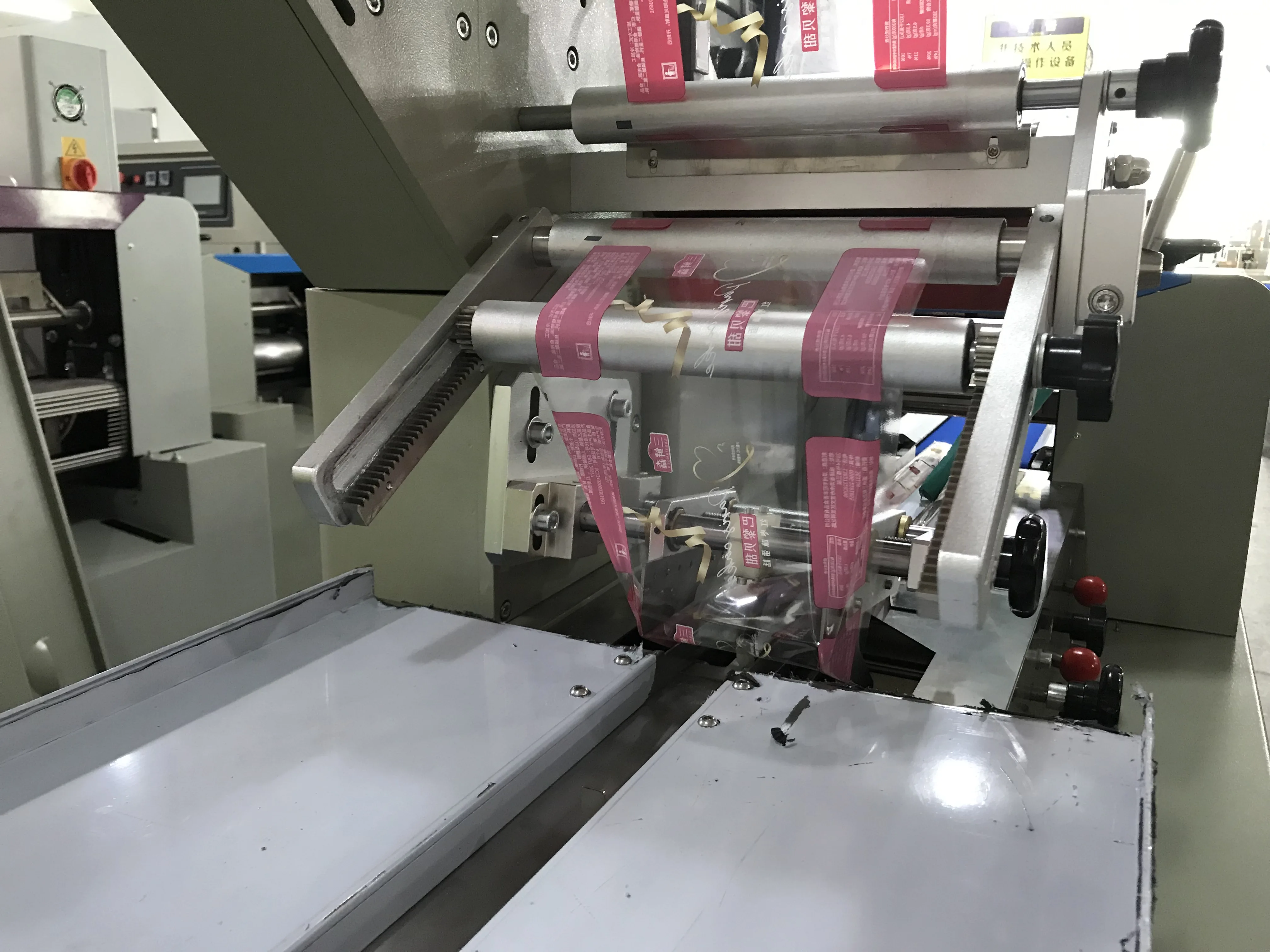 Tissue Paper Soap Packing Machine Chocolate bar Bread Packaging Machine Automatic Flow Pack Horizontal Wrapping Machine