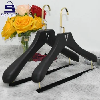 Hot Sale Custom Logo Black Rubber Coated Solid Wooden Hangers for Suits