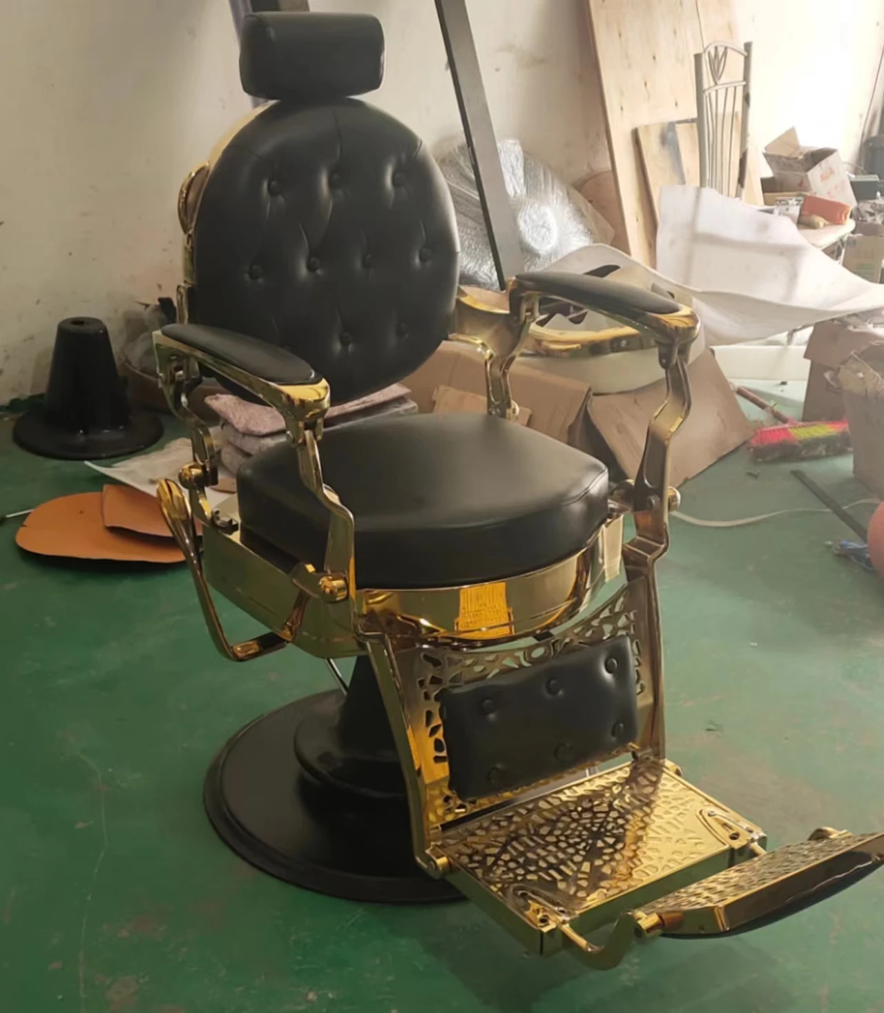 READY for SHIPPING Latest European Style Aluminium Alloy Heavy Duty Gold and Black Barber Chairs Styling Chairs Salon Chair