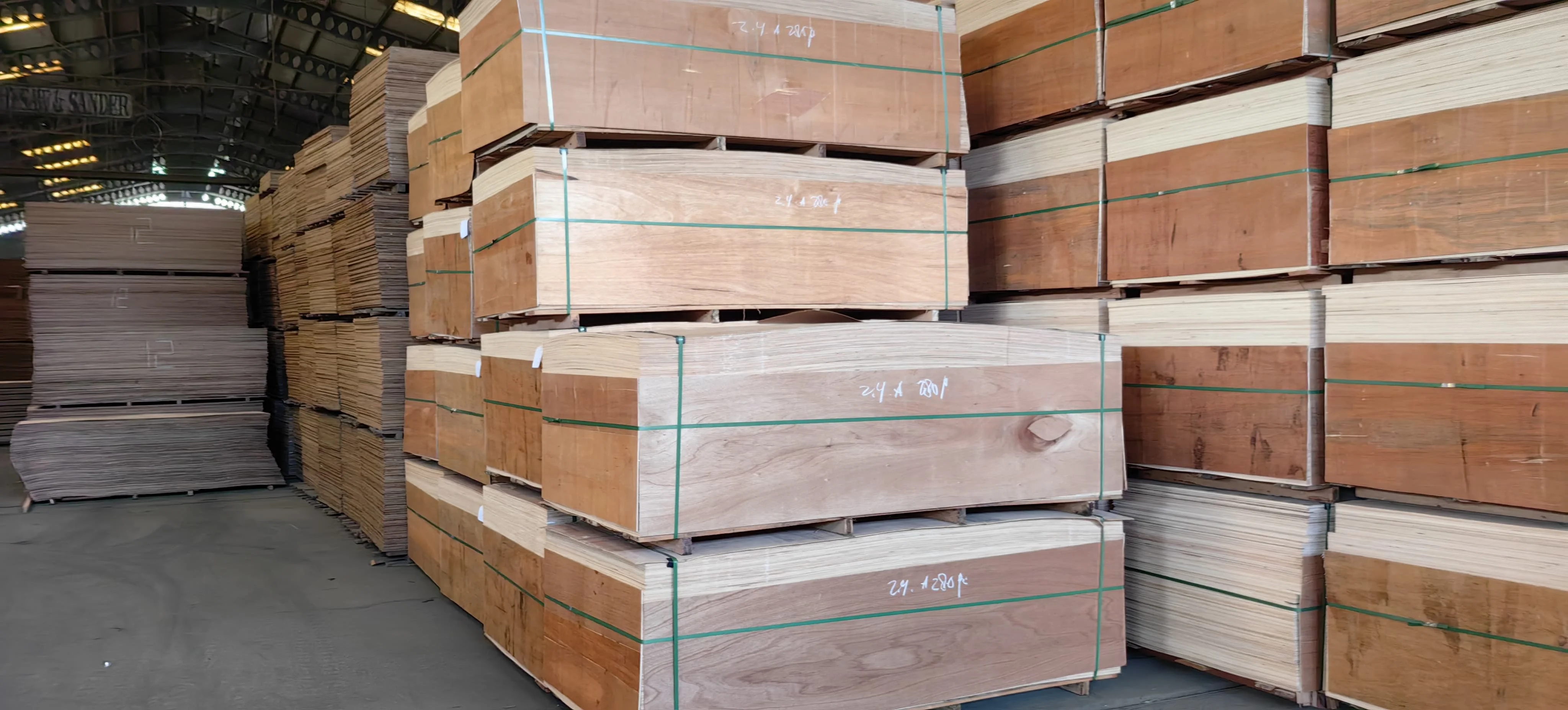 INDONESIA Meranti Solid Plywoods 4x8 Lightweight yet Strong Wood Board for Interior Walls Ceilings and Custom Furniture