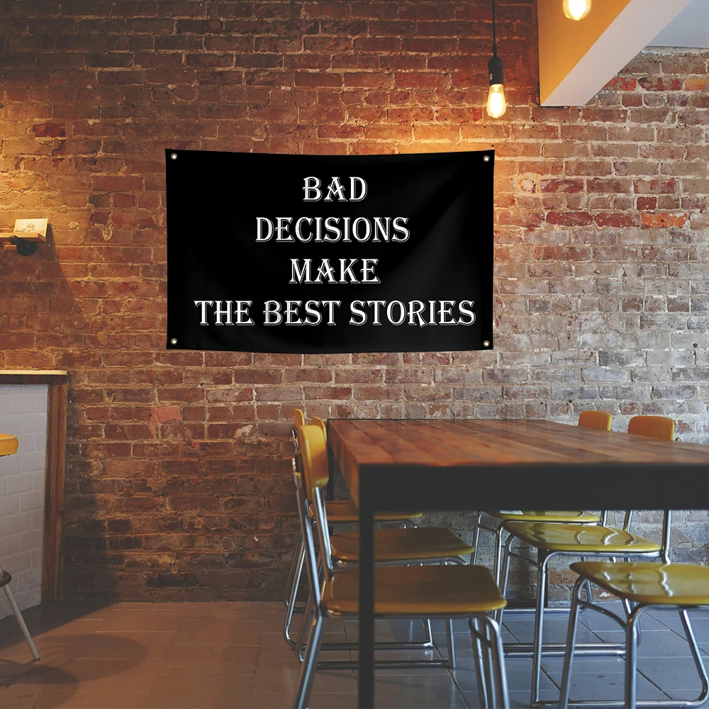Flagge 'Bad Decisions Make The Best Stories' | 90 X 150 Cm | Lustiges Statement | Aus Wetterfestem Polyester | Mit 2 Messingösen | Für Garten, Balkon & Zimmer