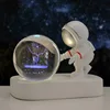 Astronauta adorado, acompañado de luces de colores.