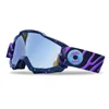Gafas con montura negra y lentes plateadas.