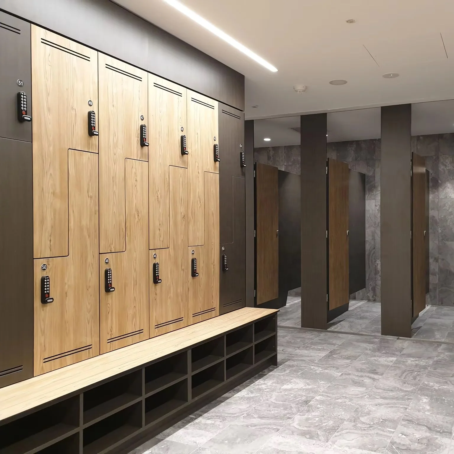 Armadietto HPL compatto con design impermeabile serrature elettroniche a combinazione struttura assemblata per uso commerciale in palestra realizzato in metallo e legno
