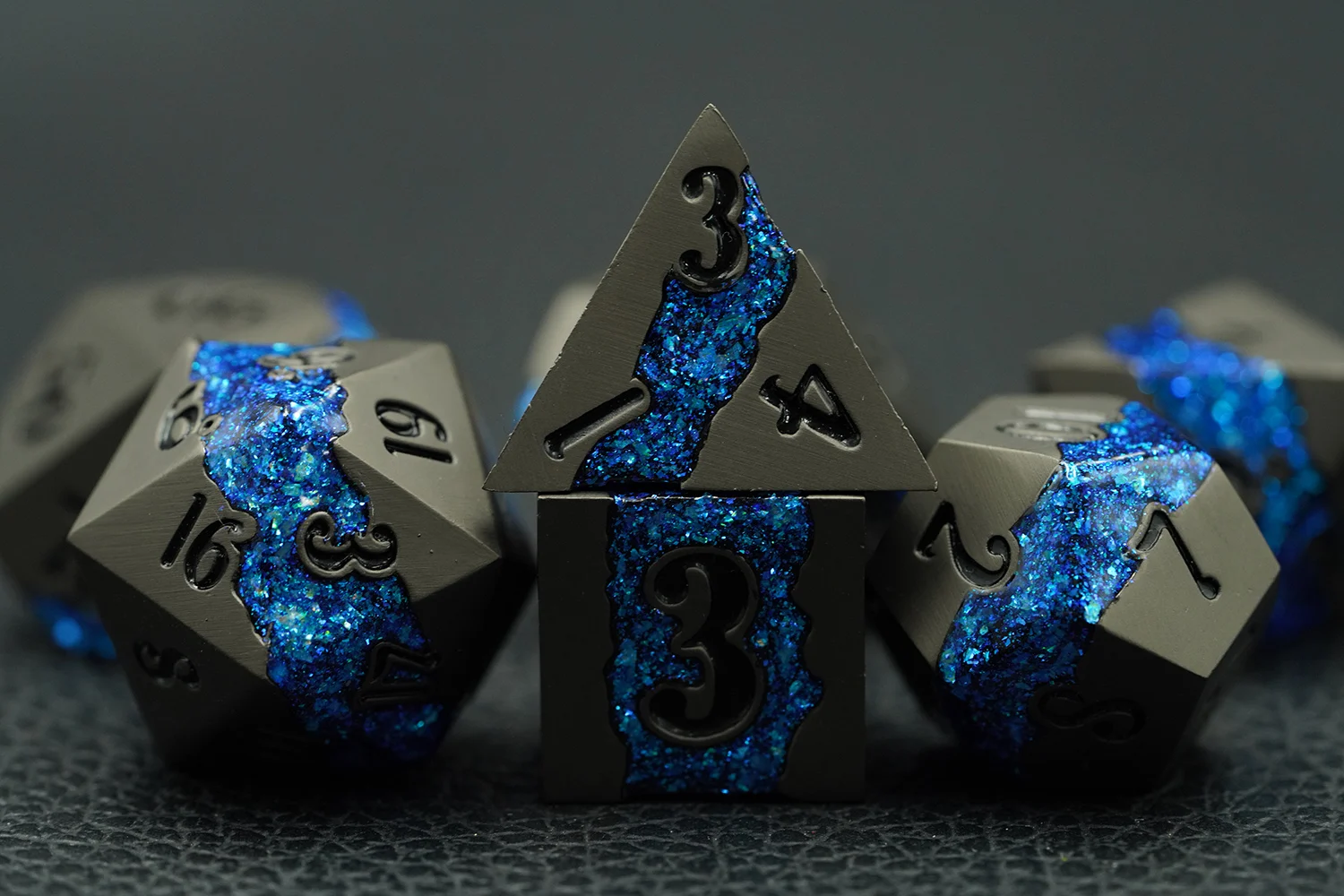 Table Game Accessories Factory Matt Zinc Alloy Bulk Dice Wholesale Custom Polyhedral Metal 7pcs Full Blue Stripe Dice Set factory