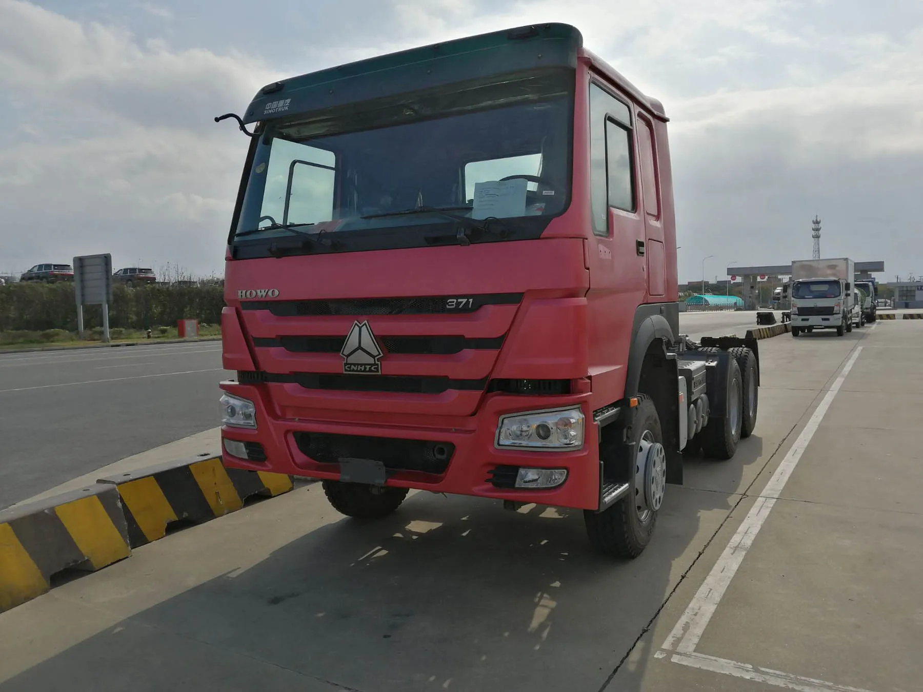 SINOTRUK HOWO ZZ4257N3247D1 6x4 TRACTOR TRUCK with Spare Parts