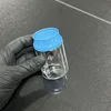 Botella transparente con tapa azul claro