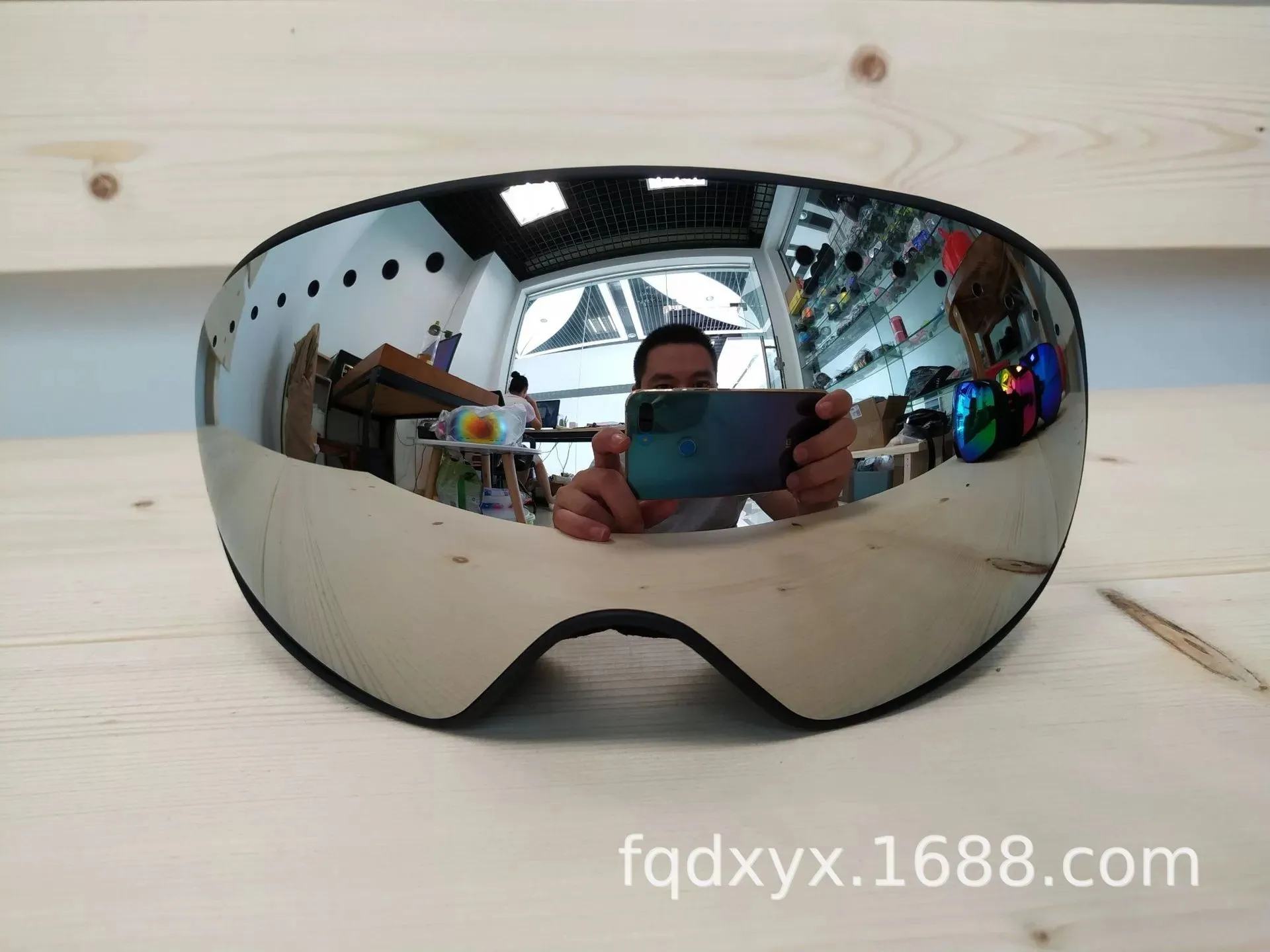 Spherical Lens Ski Goggles with Double Anti-Fog and Wide Field of View for Outdoor Skiing