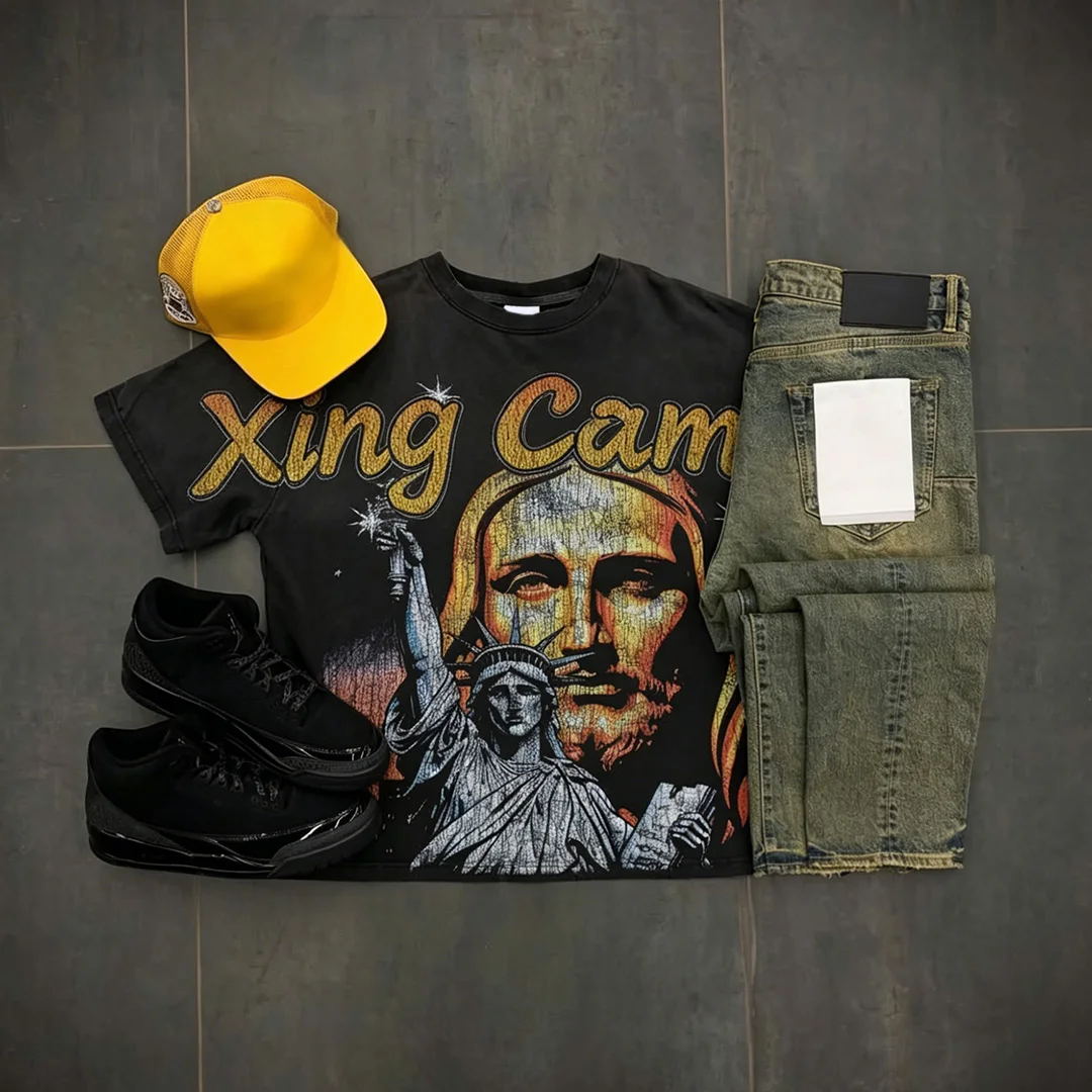 Zestaw męskich ubrań w stylu streetwear – ciężka koszulka z 100% bawełny z cyfrowym nadrukiem DTG, kroju boxy, w stylu vintage, wyblakła i luźna, oraz spodenki dżinsowe po praniu.