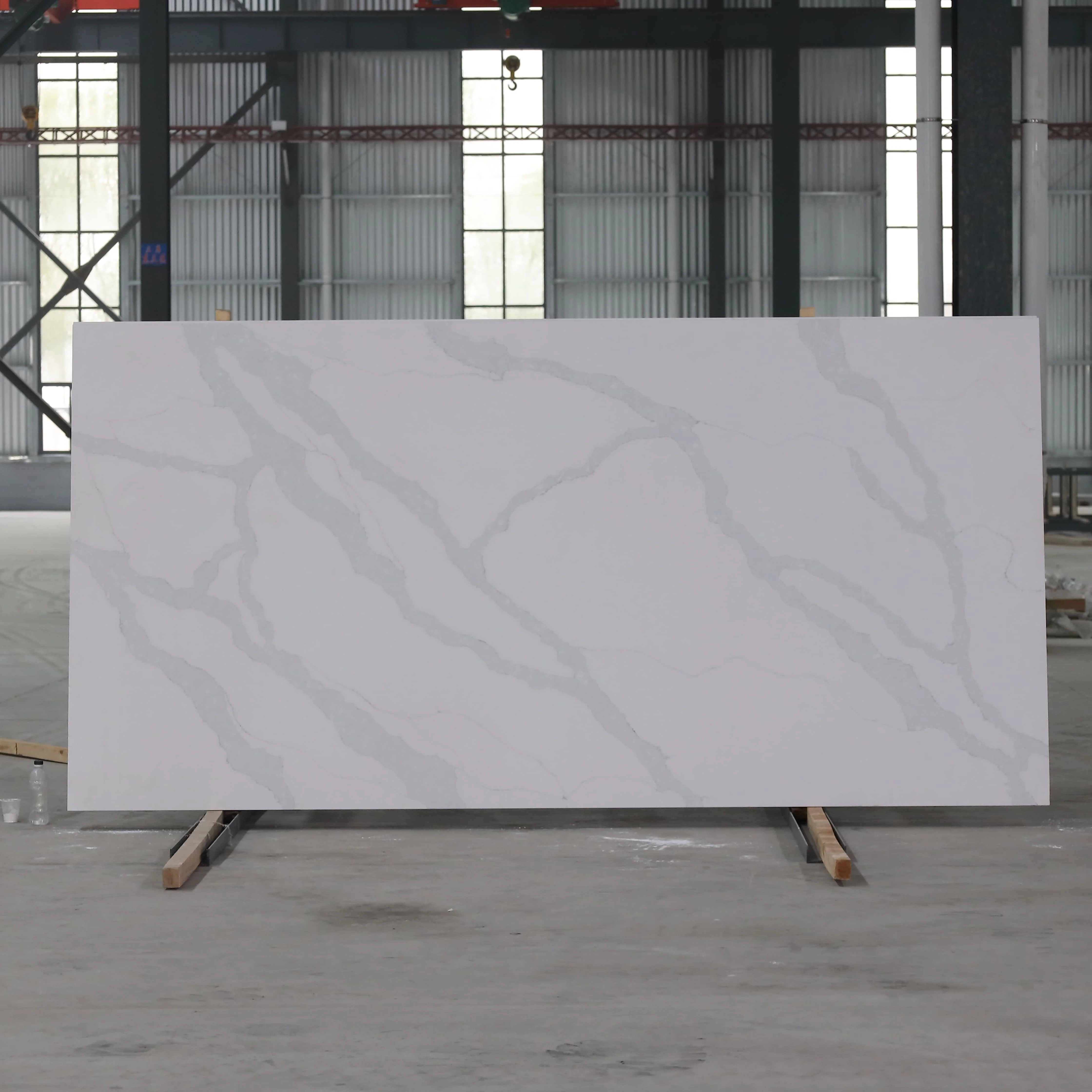 YDSTONE Laadukas Calacatta Grey -värisellä lyhyellä juovalla varustettu keinotekoinen kvartsikivilevy, pöytälevyt, kaapistoylälautat, pöytäpinnat