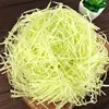 amarillo pálido con un tinte verdoso