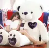 หมีผ้าพันคอสีขาว