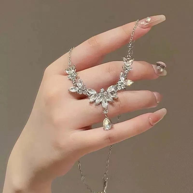 Luxury Diamond Flower Necklace with Bamboo Chain