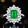 Anillo de oro de 18 quilates con esmeralda natural y diamantes