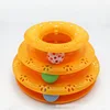 Rueda giratoria para gatos de tres capas, empaquetada en una bolsa OPP naranja.