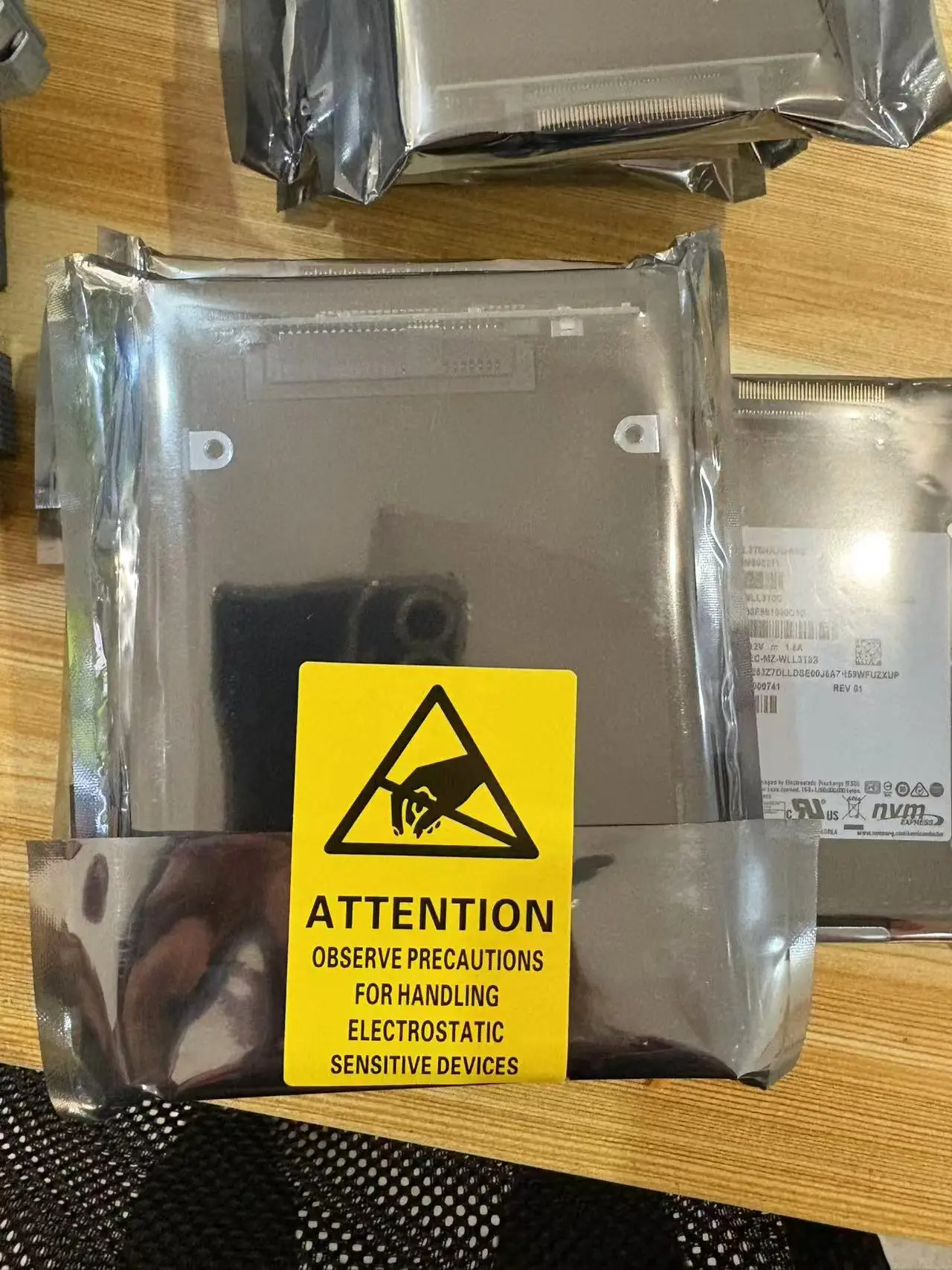 Samsung  PM9D3a  U.2  15.36TB  SSD   MZWL615THBLF-00AW7