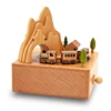 Treno in legno naturale con colori in movimento