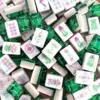 Fichas de Mahjong con Cristal Verde en la Parte Trasera y Estampado Floral Rosa de Linterna
