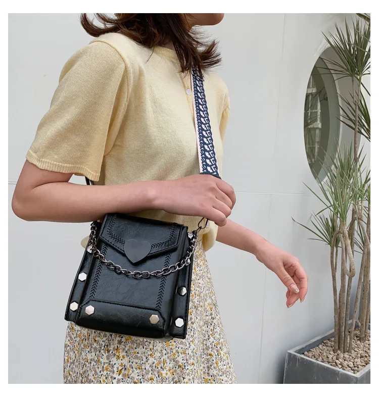 El último invento de Parfois es este mini bolso bandolera para llevar el  móvil
