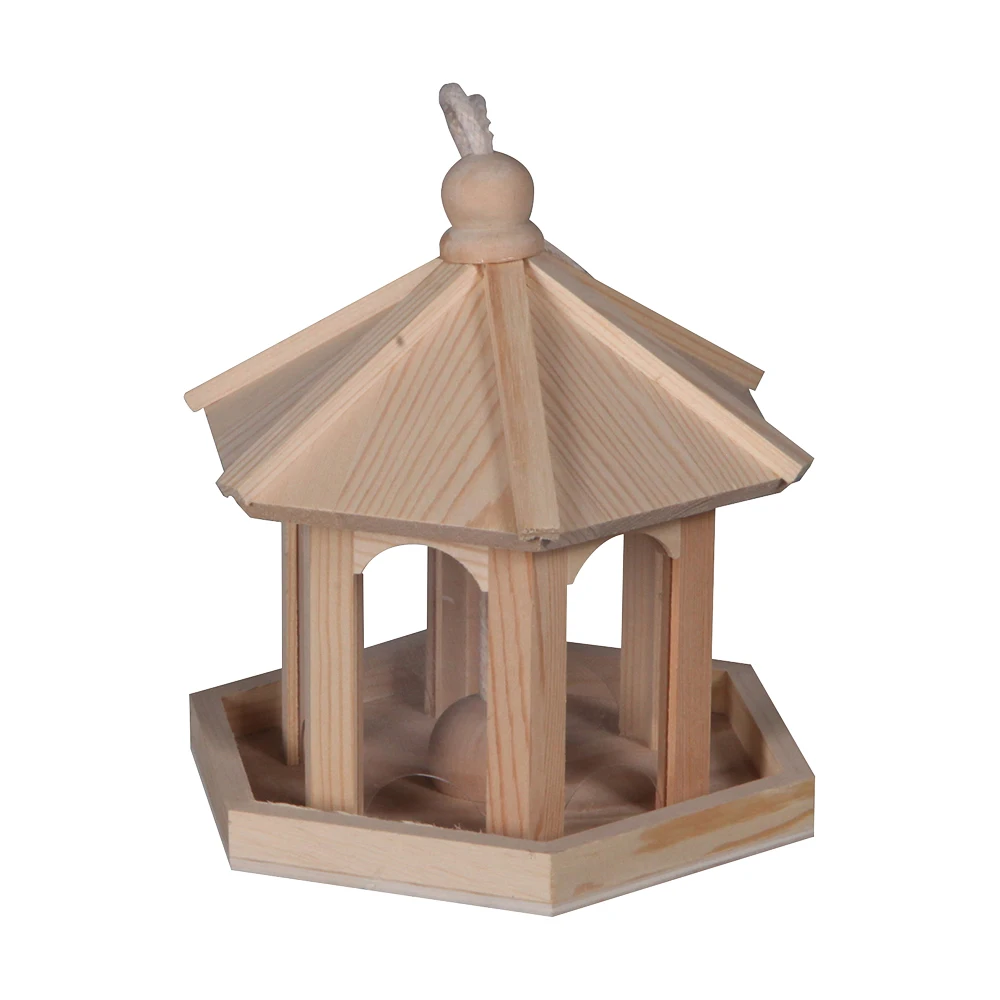 Хорошо сделанный красивый деревянный подвешиваемый домик для птиц