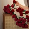 Manta roja romana con diseño de rosas.