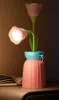 Lámpara de mesa con florero naranja y flor