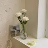 Vase torsadé avec 3 roses blanches