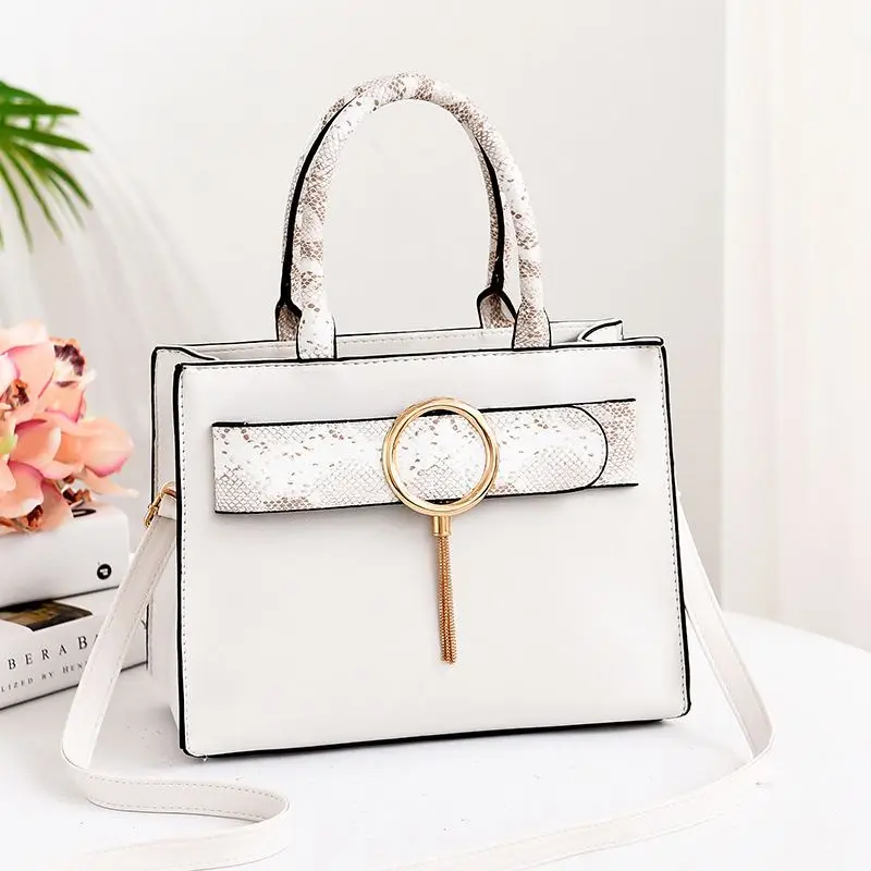 Pin de Evelynej en FASHION | Carteras, Bolso mochila de cuero, Carteras de  cuero