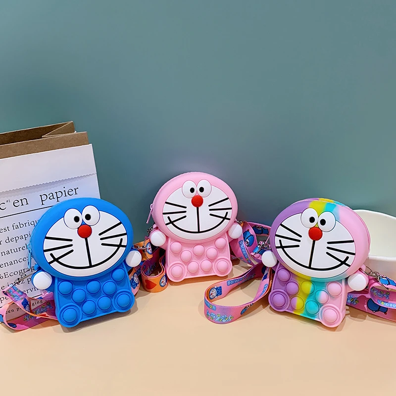 Túi Đưa Thư Doraemon - một vật dụng vô cùng tiện lợi giúp chúng ta gửi thư hay bưu kiện một cách nhanh chóng và dễ dàng hơn bao giờ hết. Hãy cùng xem chiếc túi độc đáo này trong bộ sưu tập đồ dùng của Doraemon.