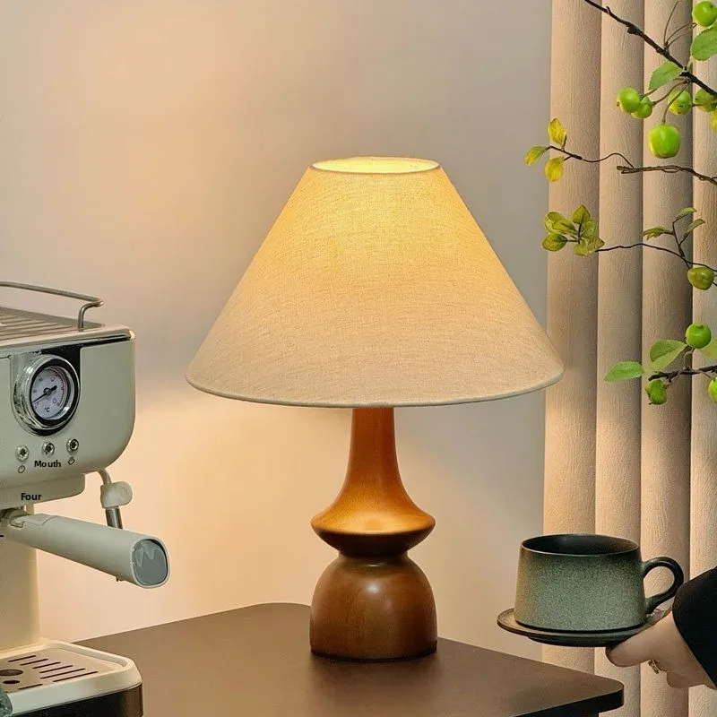 Basit Wabi-Sabi Tarzı Kullanılmış LED Masa Lambası, Ketenten Yapılmış Abajur ile Katı Ağaçtan Üst Sınıf Yeni Çin Tarzı Atmosfer Yatağın Yanı Lambası