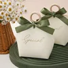 Estilo europeo beige con cintas verdes.