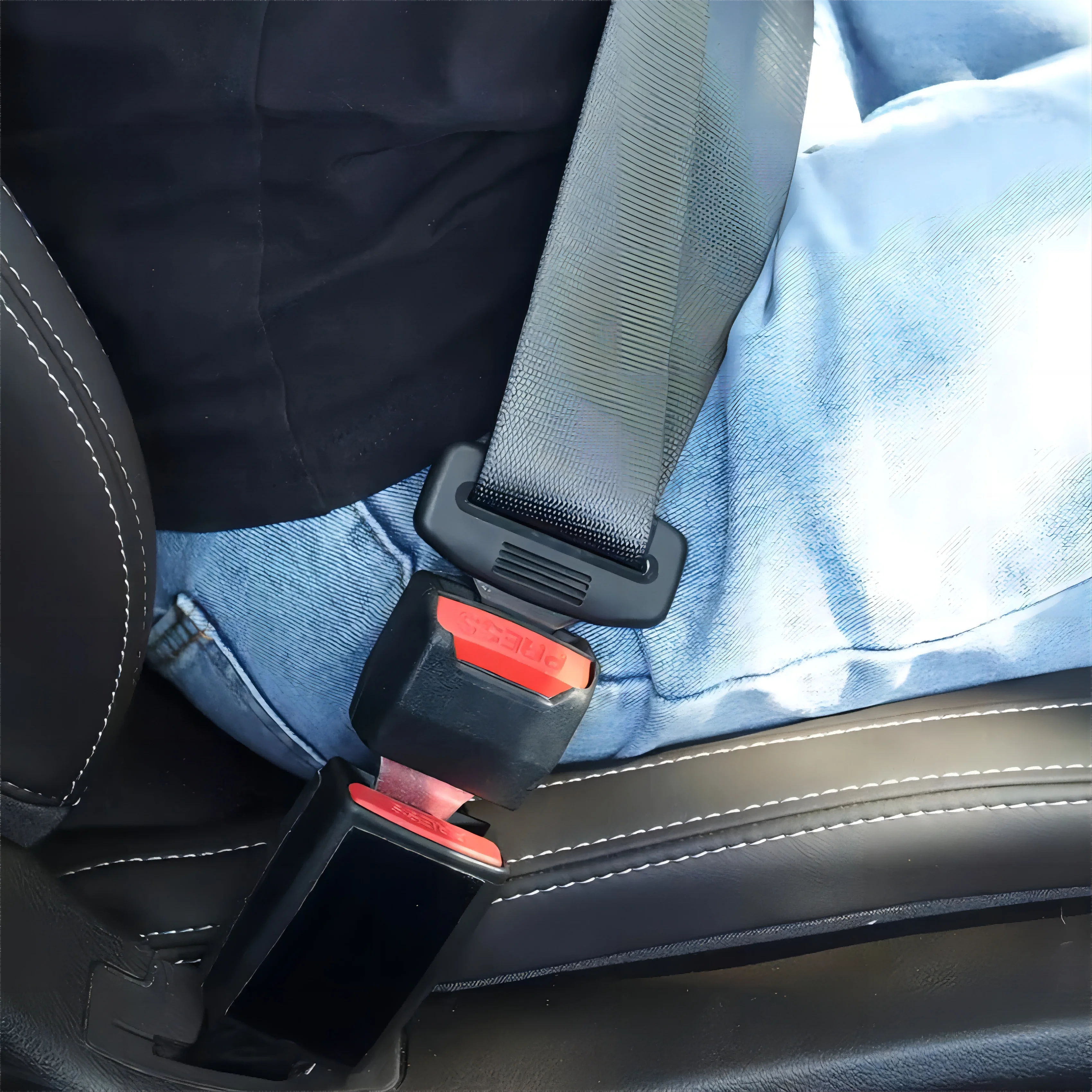 Ремень безопасности для автомобиля. Держатель ремня безопасности. Прищепка для ремня безопасности в автомобиле. Застежка для ремня безопасности в машине.