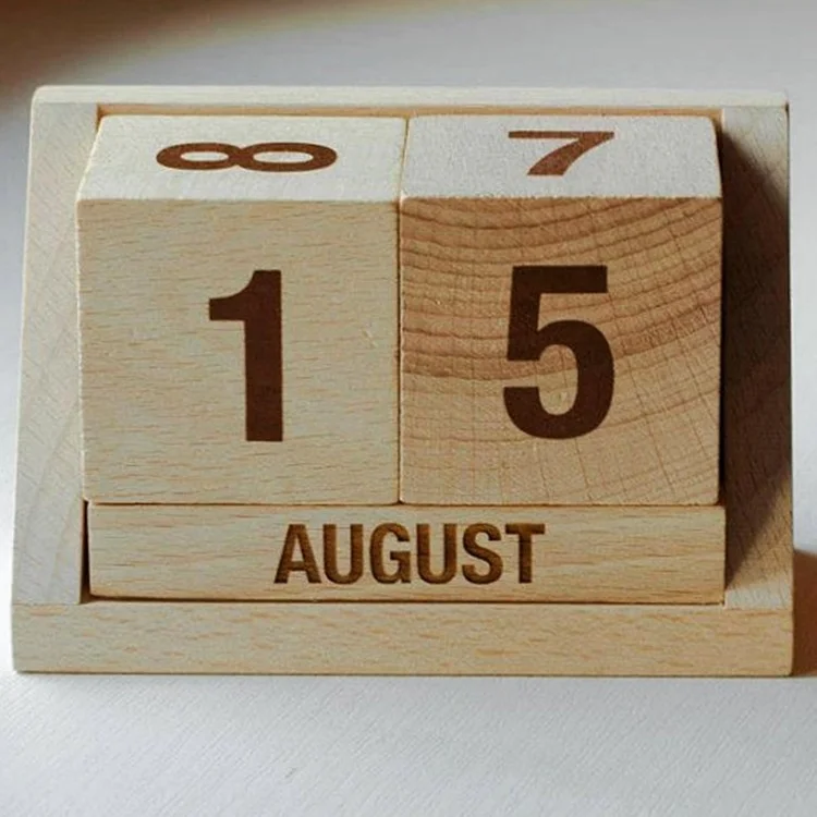 Календарь из кубиков. Календарь деревянный настольный. Вечный календарь из дерева. Вечный календарь кубики. Календарь с кубиками из дерева.