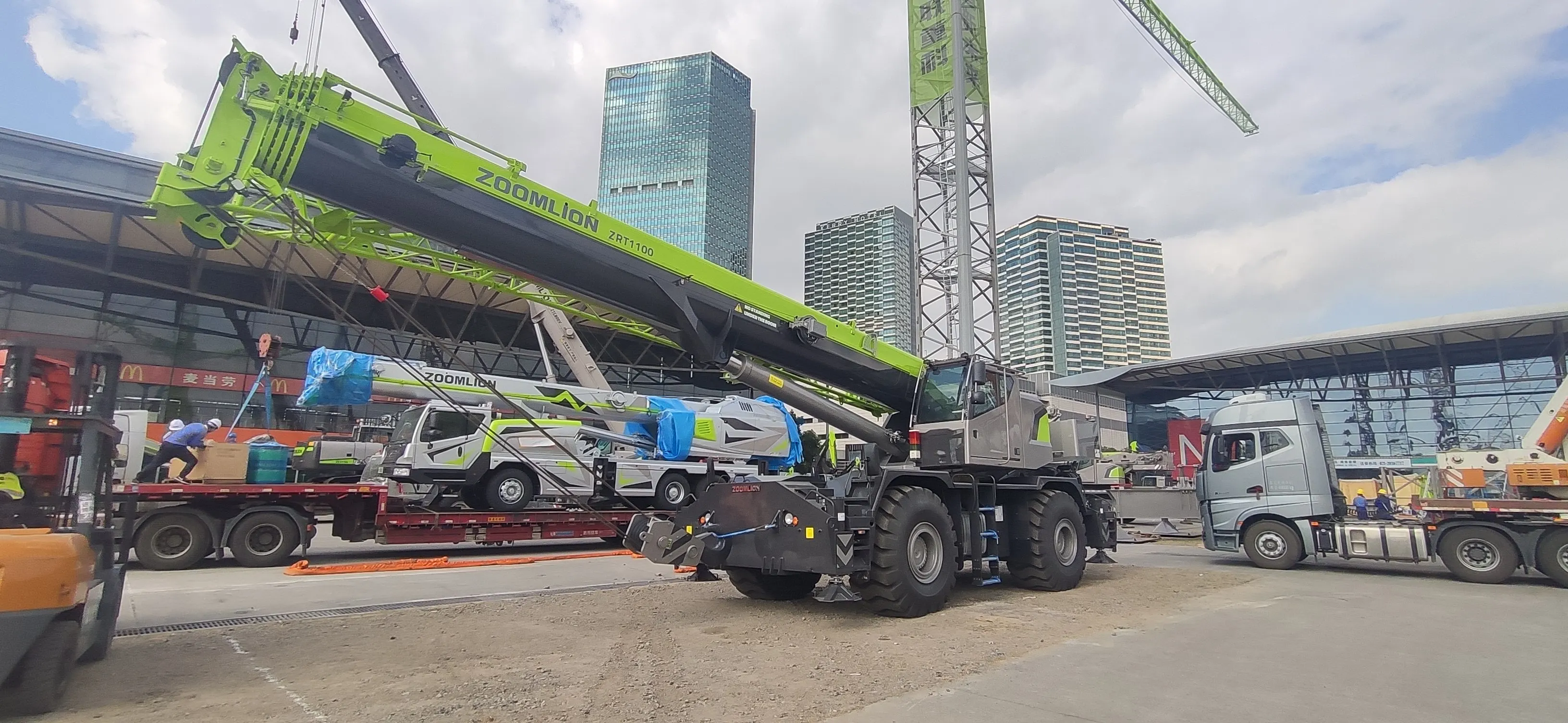 Zoomlion Mobile Crane 110 Ton Rough Terrain Crane ZRT1100