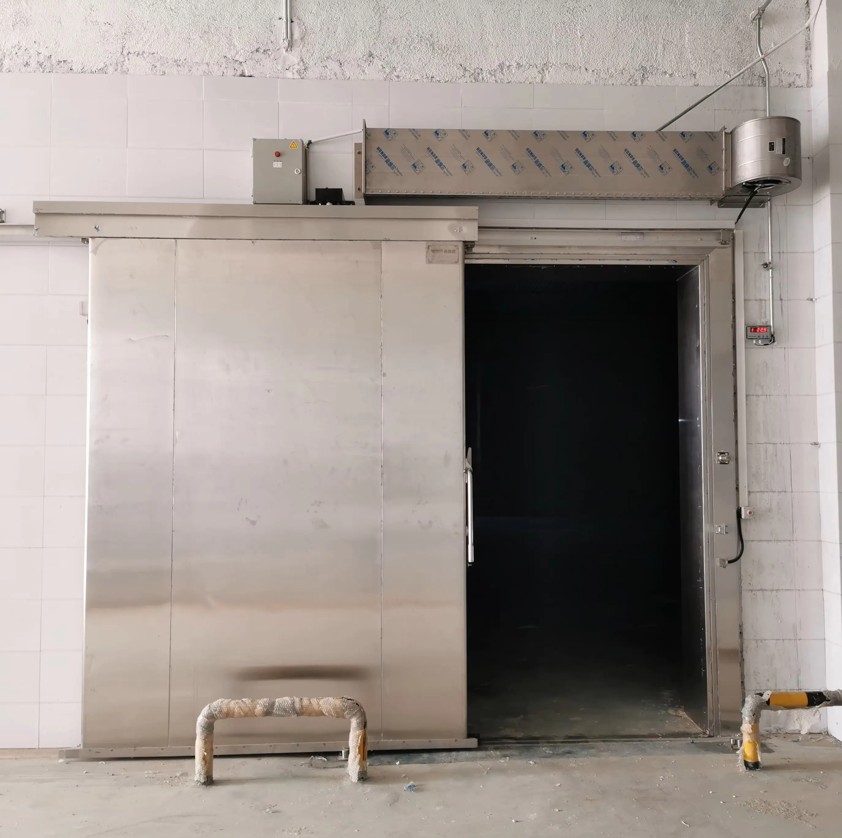 Industrial sliding cold storage door Polyurethane insulated cold room door for walk-in freezers, cold storage rooms with PVC curtain