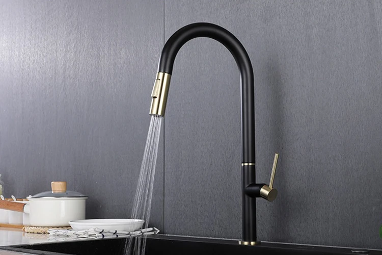 Grifo de fregadero de cocina abatible con sensor táctil negro y dorado con rociador