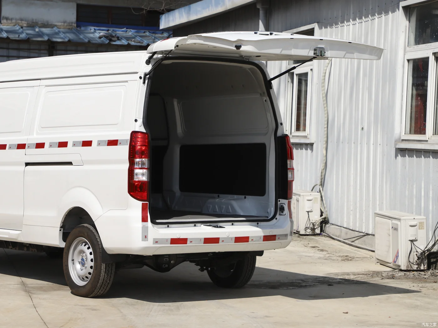 Srm New Electric Truck Pure Cargo Van With 2 & 7 Seats Large Space For ...