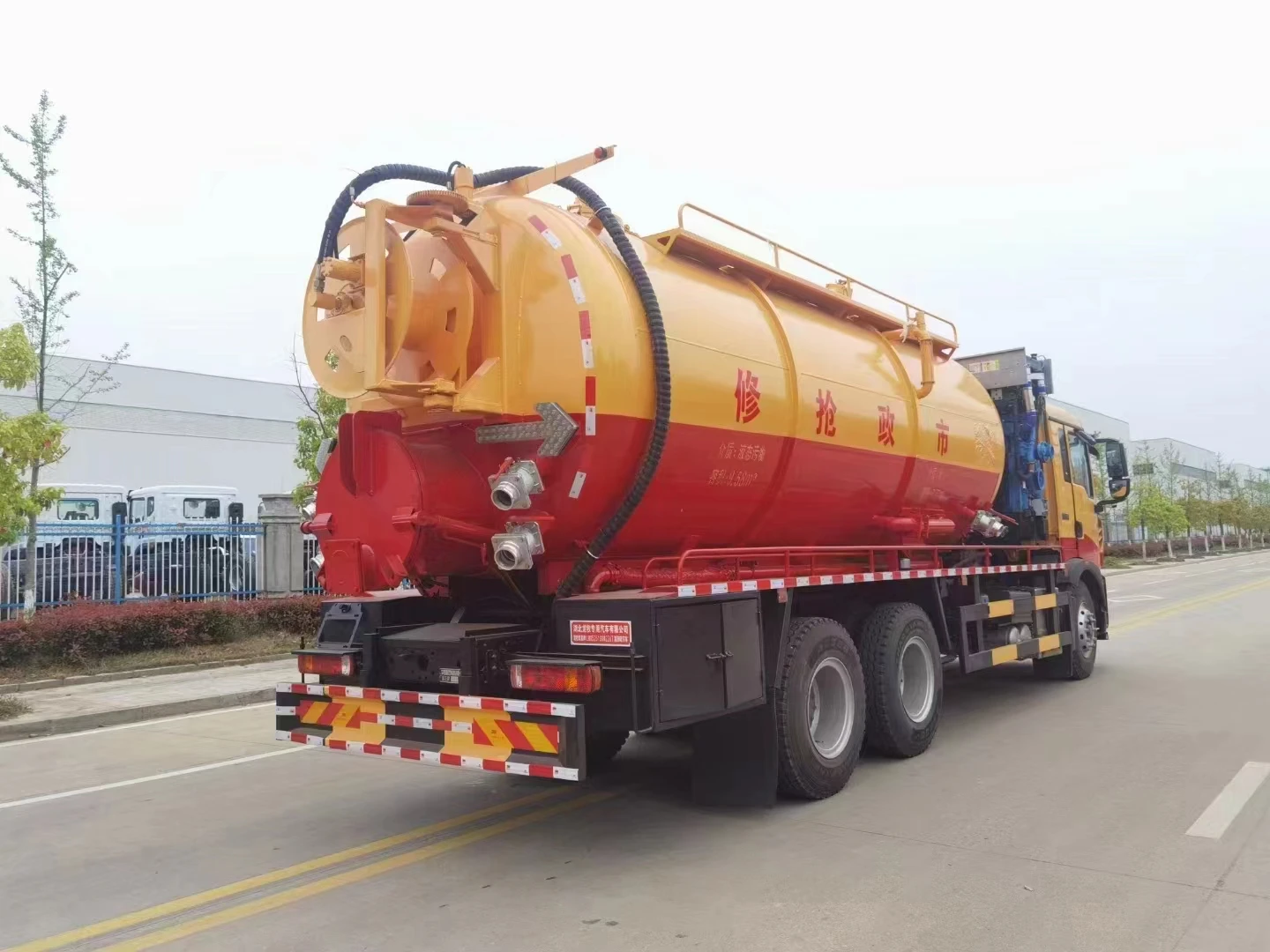 Dongfeng Is Using a 4CBM Sewage Suction Vacuum Truck to Transport Manure