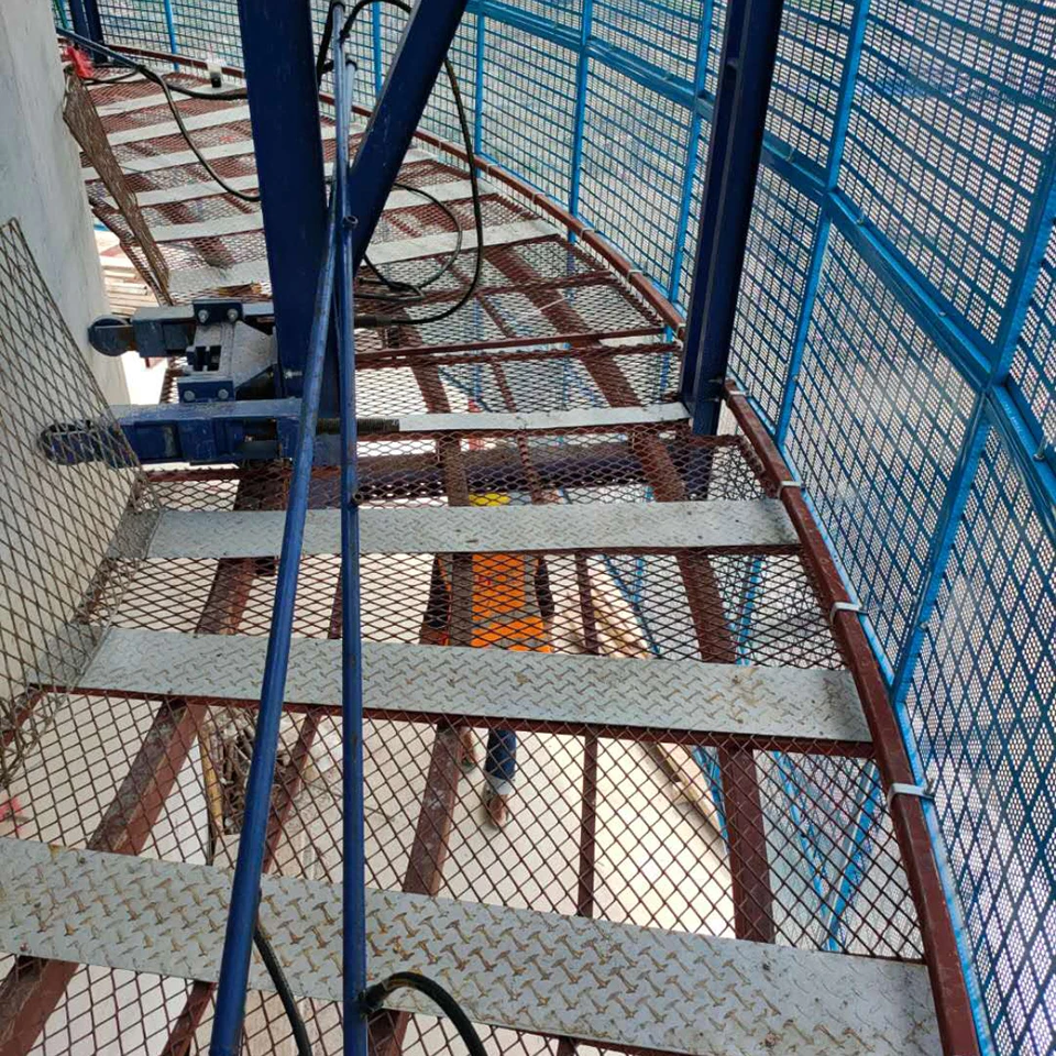 Tower construction protective self-climbing platform with formwork climbing formwork