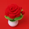 Rosa roja brillante con envoltura inversa, forma redondeada, 2 capullos, maceta pequeña blanca.