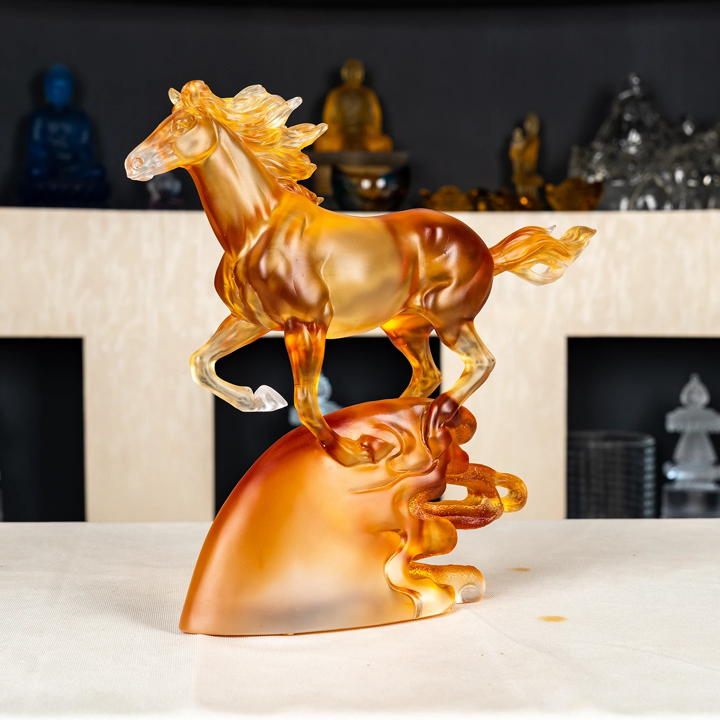 Perinteinen glaseroitu kiteinen hevosen sisäänkäynninkoriste olohuoneeseen, onnekasta kotidekorointia, onnellinen asunnonvaihtolahja